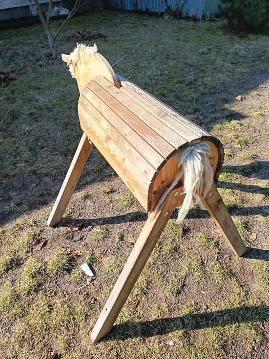 Koń drewniany z akcesoriami