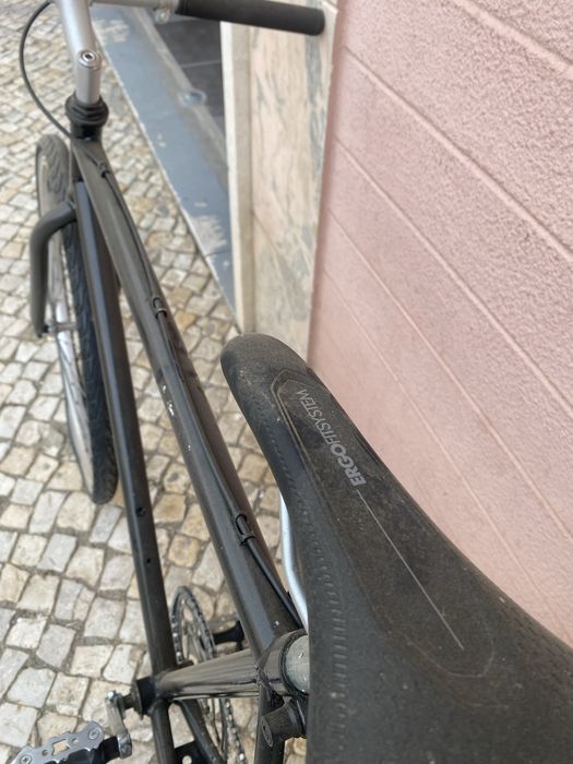 Bicicleta antiga toda restaurada