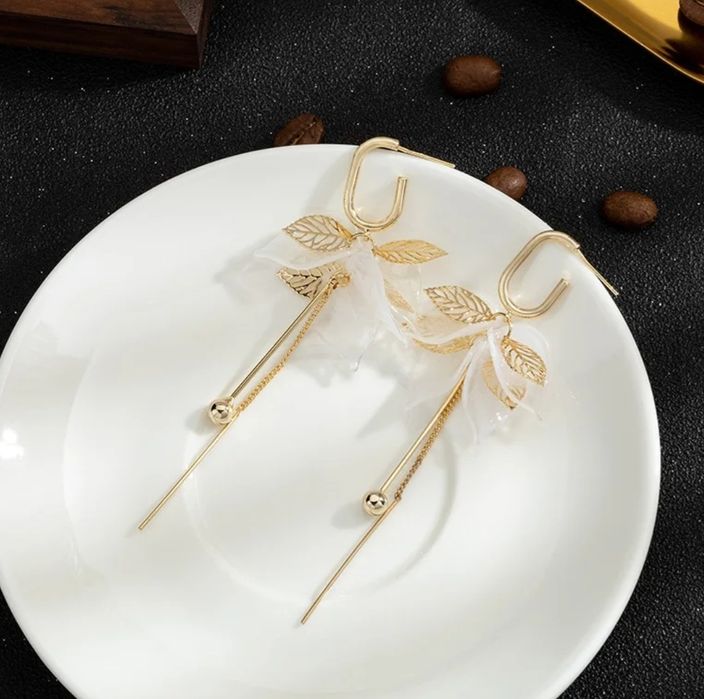 Kolczyki wiszące płatki akrylowe białe że złotym listkami i niteczkami