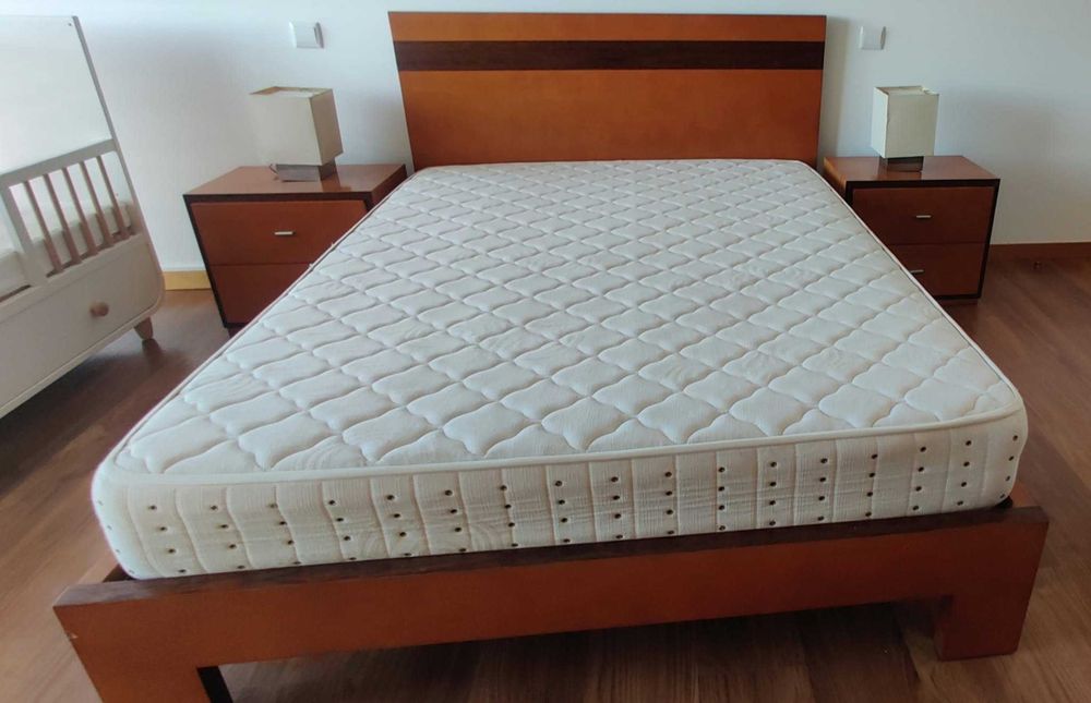 Cama de Casal em Madeira Maciça com Colchão + 2 Mesas de Cabeceira