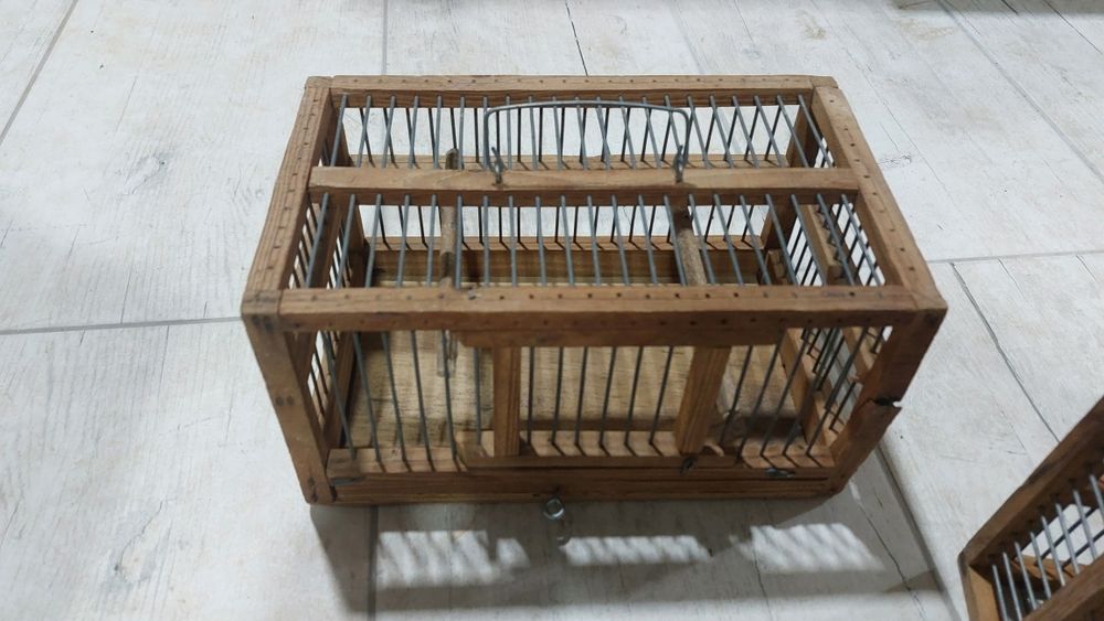 2 Gaiolas artesanais de madeira