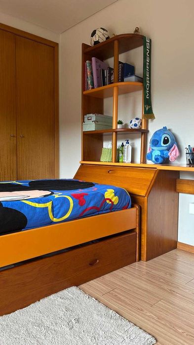 Quarto completo em madeira (Cama + Secretaria + Estante)