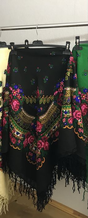 Хустка в украінському стилі різного розміру