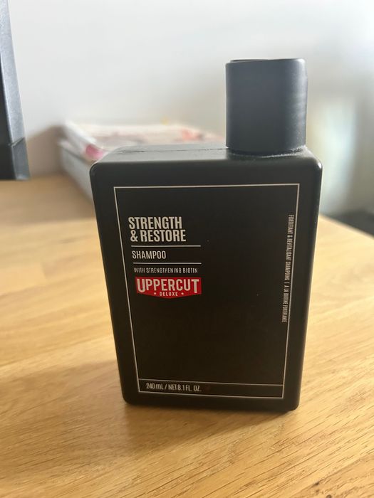 SZAMPON DO WŁOSÓW WZMACNIAJĄCY UPPERCUT DELUXE STRENGTH & RESTORE 240ML