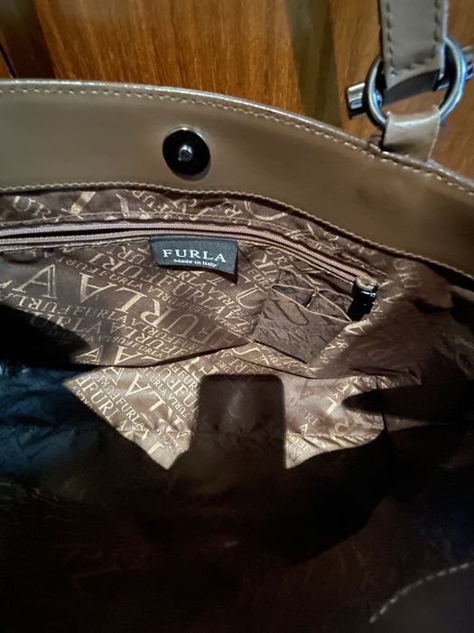 Carteira senhora Furla cor castanho em muito bom estado.