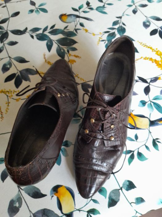 Sapatos pretos em pele e camurça e castanhos em pele com cordões