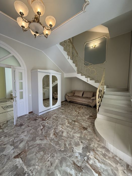 Аренда шикарного дома на Звиренецкой,Печерск,Посольства,бассейн,камин