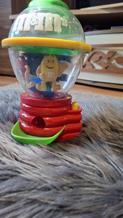 Stary dozownik do cukierków M&M
