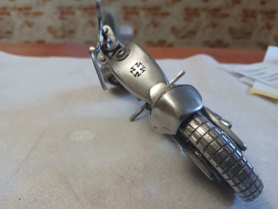 Модель мотоцикла из болтов и гаек