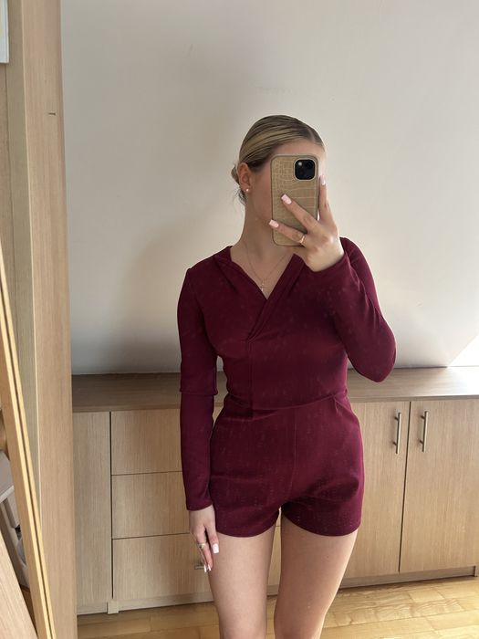Bordowy kombinezon bershka