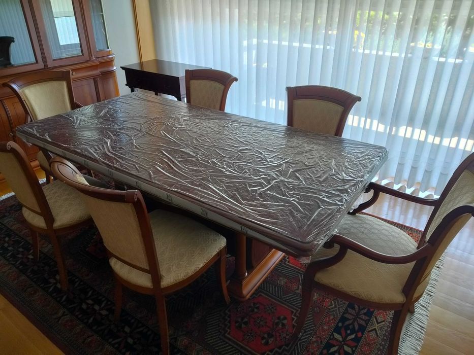 Sala de Jantar: Cristaleira + Mesa + 6 Cadeiras + Tapete
