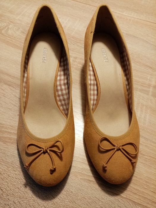 Zamszowe buty na koturnie