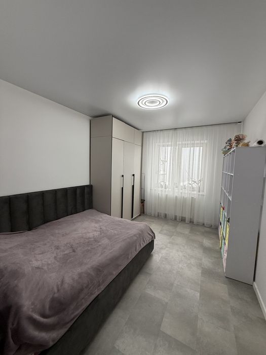 Трьох кімнатна квартира в тихому районі ,готова до проживанняя