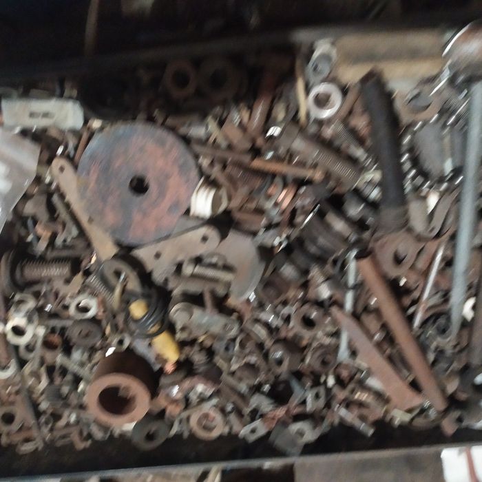 Продам тиски и метизы