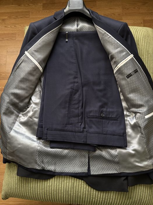 Нові піджаки та чоловічі костюми