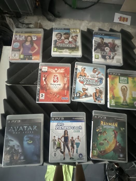 PS3 com comandos cabos e jogos