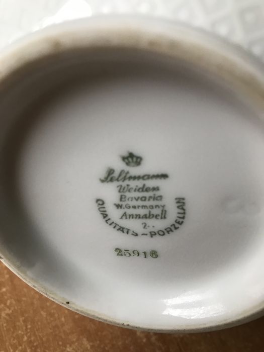 Dzbanek porcelana sygnowany