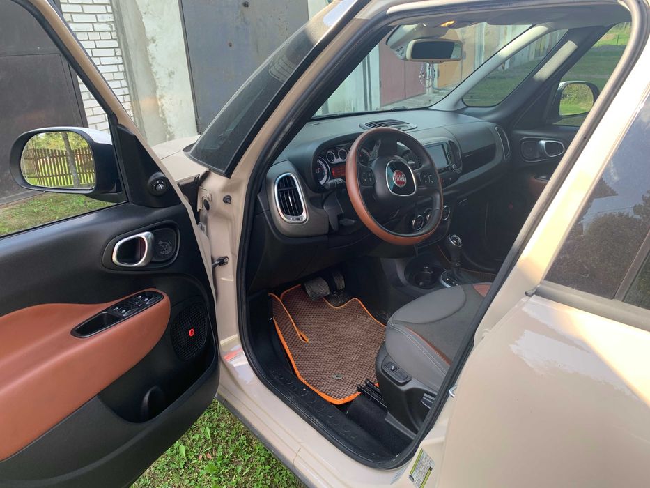 Американський автомобіль Fiat 500 L