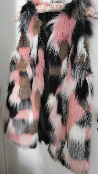 Casaco sem mangas de várias cores