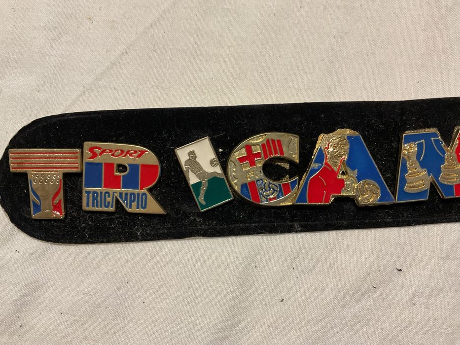 Conjunto de nove pins de desporto Futebol C. Barcelona tri campeão