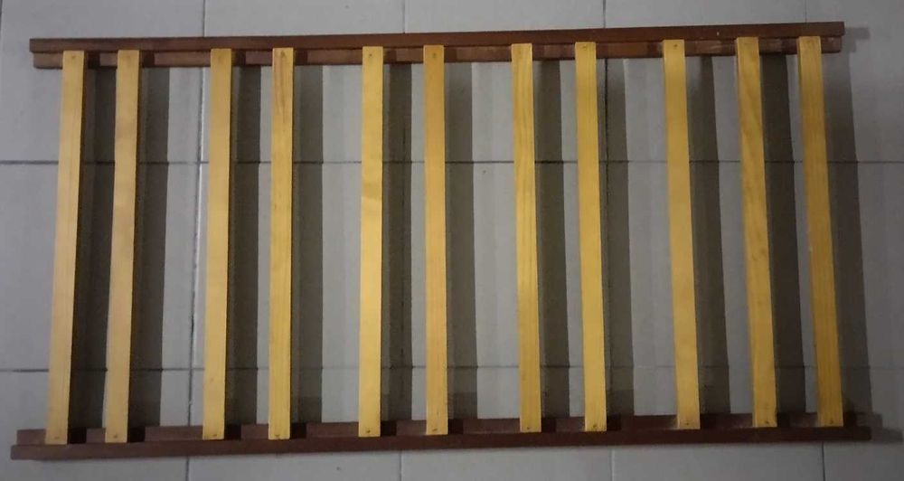 Berço/Cama com grades com estrado e colchão - usado