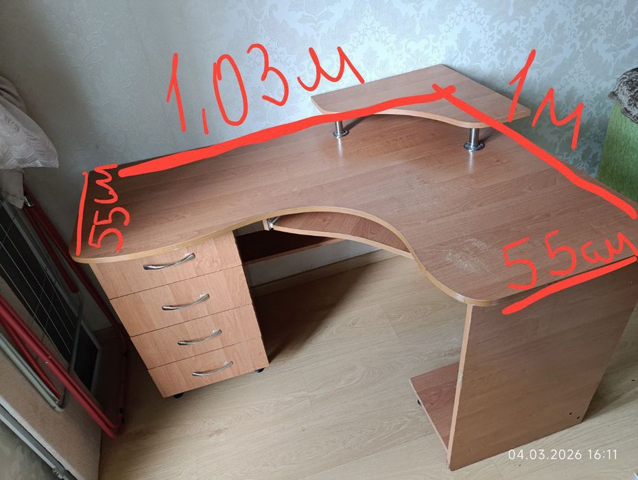 Компьютерный стол,угловой. Идеальное состояние