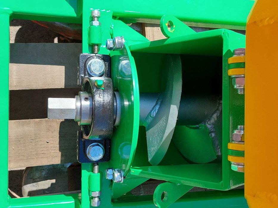 Шнековий подрібнювач гілок з кріпленням для автомобільного причепа