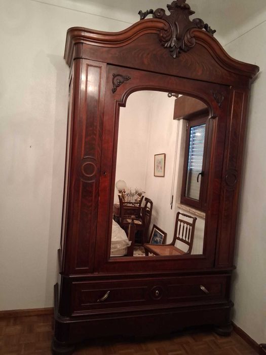 Roupeiro madeira maciça centenário