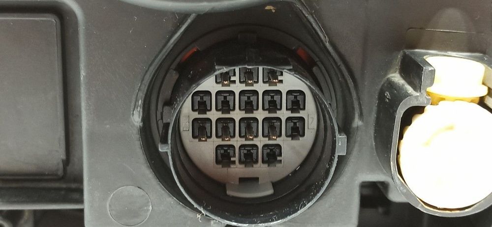 FAROL DIREITO LAND ROVER DISCOVERY 4 TDV6 S