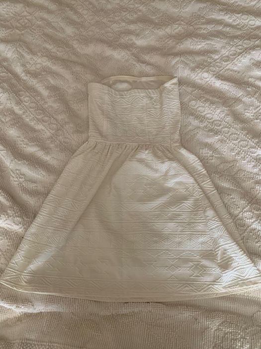 Vestido branco com relevo