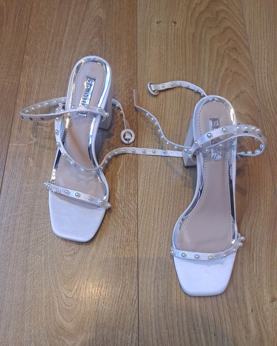 Женские белые нарядные босоножки на толстом каблуке