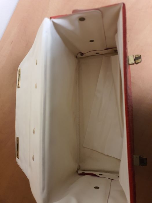 Czerwony kuferek na kosmetyki