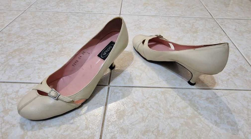 Sapatos de Senhora Beges - Usados Muito Poucas Vezes