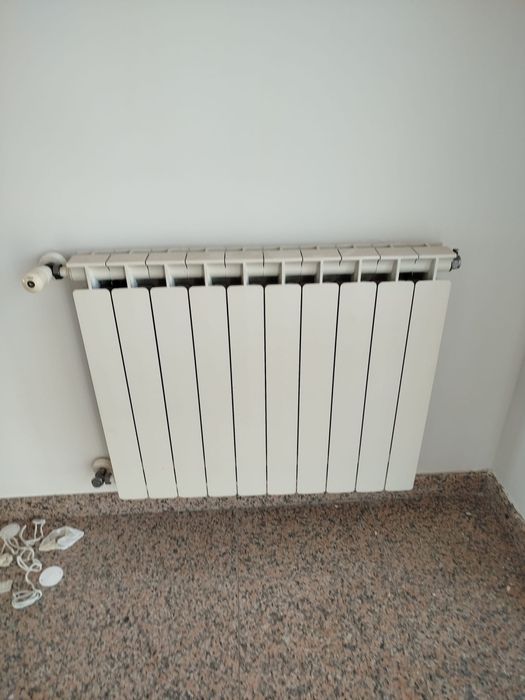 13 Radiadores de aquecimento central e 2 toalheiros