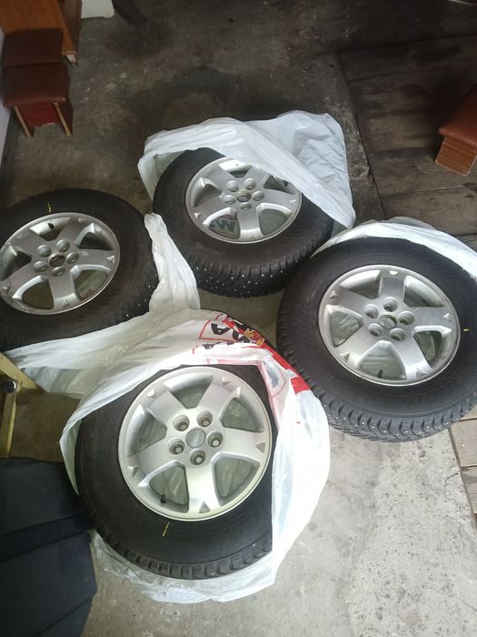 Зима шипи  215/70 r16