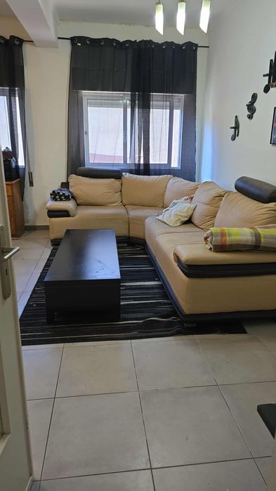 Sofa muito comfortavel e mesa de centro