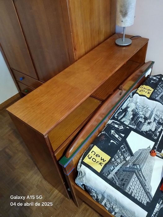 Quarto completo Cama com gavetão/ Roupeiro/ mesa de cabeceira