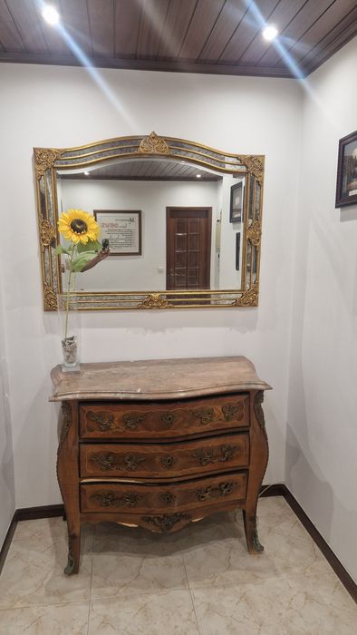 Conjunto de cómoda D. Luis XV e espelho