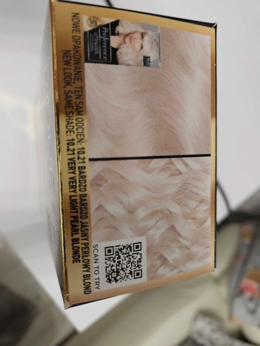 A lady's countenance with perlowy blond hair encircled by her fingers in a alluring pose