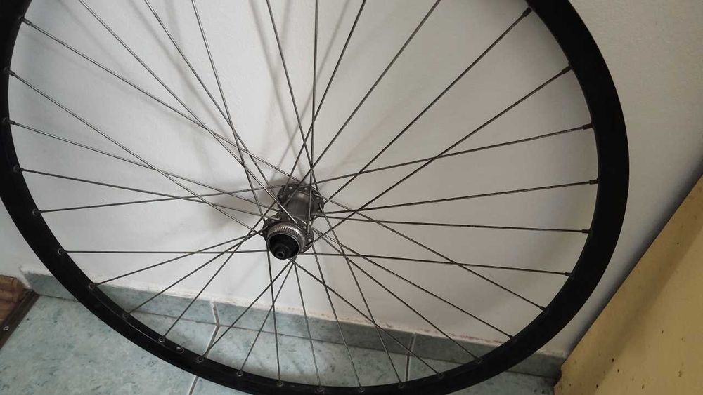 Koło przód 28 lub 29 cali, piasta Shimano Deore LX, centerlock