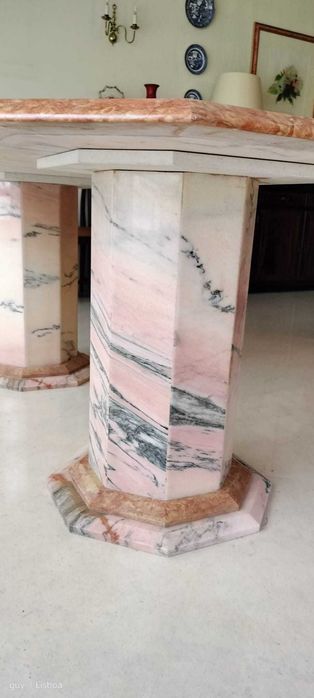 Mesa de jantar em mármore/pedra com cadeiras clássicas