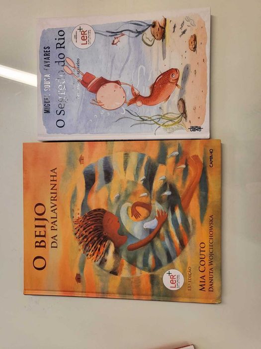 Vários livros de histórias do “ plano nacional de leitura”