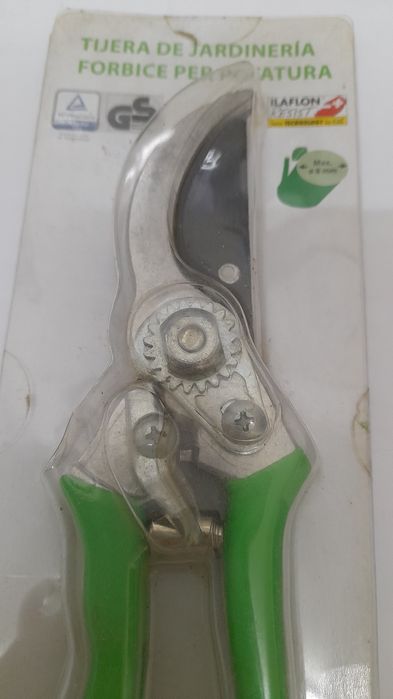 Bypass Pruning Shears
New item.
Shipping included or I deliver in64738277577987121