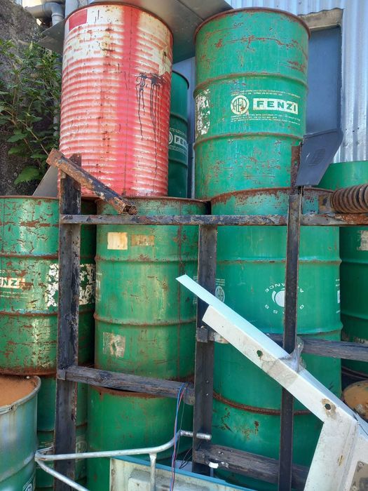 Bidons de ferro e cartão