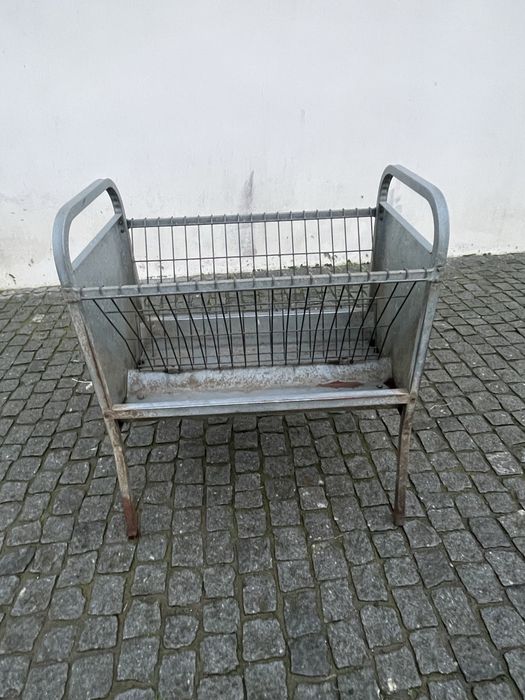 Manjedoura para ovelhas e cabras