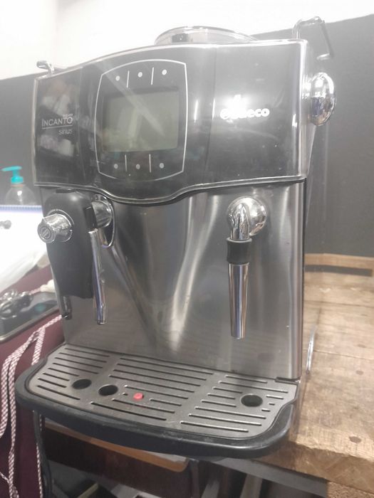 Maquina café Saeco Incanto ou Krups automatica.