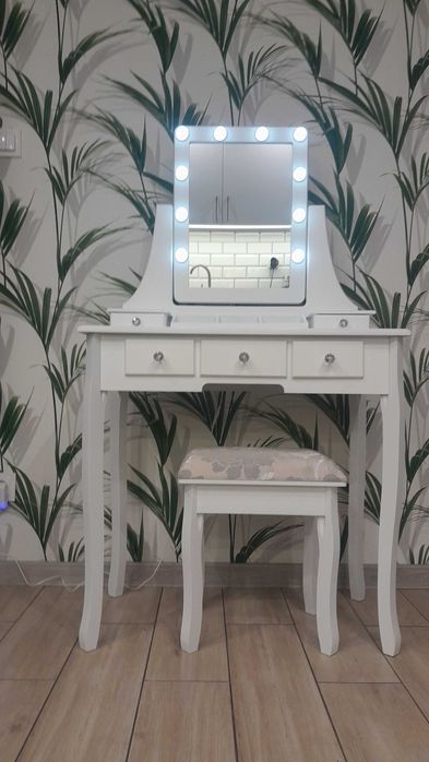 Toaletka kosmetyczna z oświetleniem LED +taboret