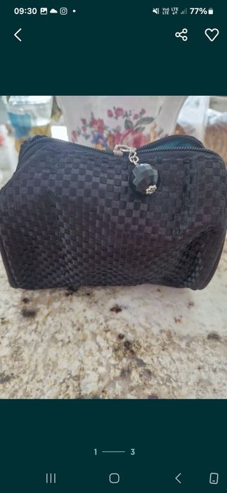 Mała czarna kosmetyczka z krysztalkiem avon