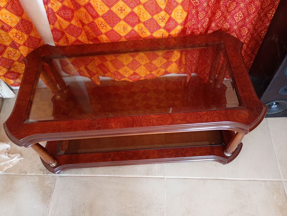 Mesa de centro em vidro e madeira
