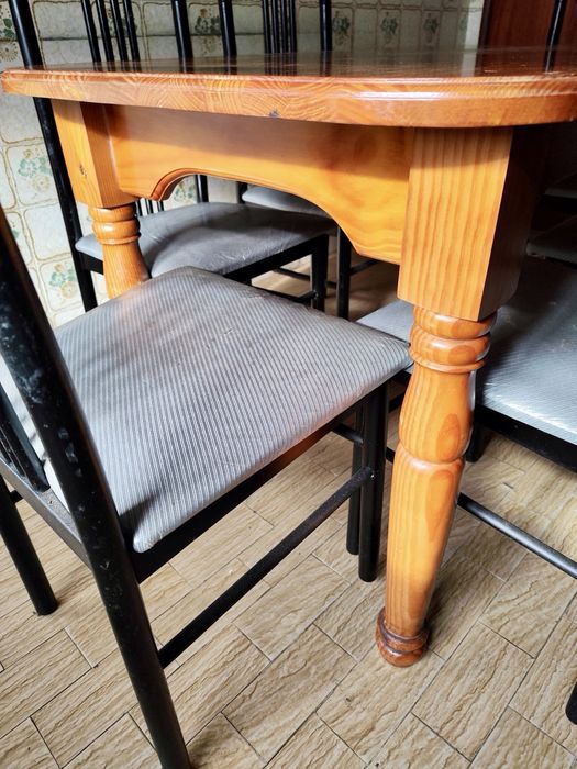 Conjunto mesa em Pinho com seis cadeiras estofadas